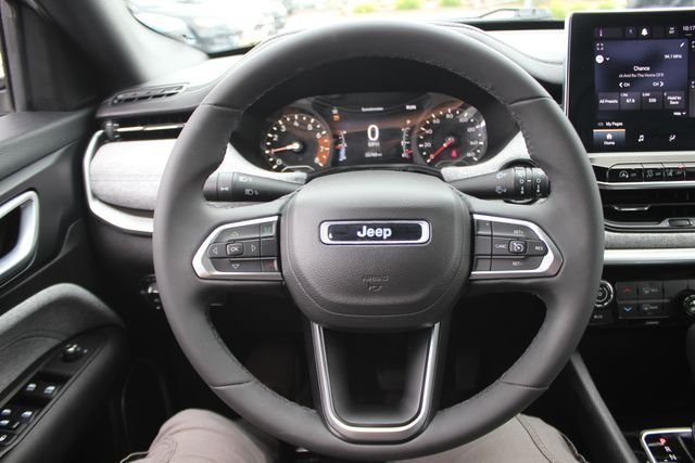 Used 2024 White Jeep Latitude image 12