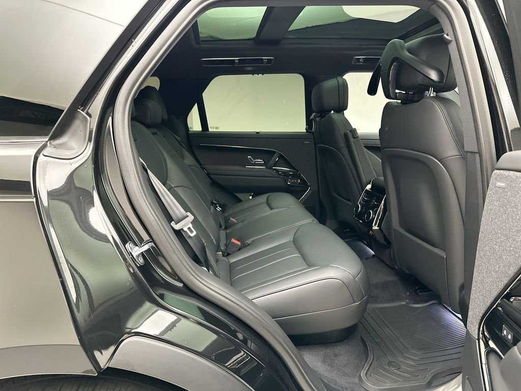 New 2026 Santorini Black Land Rover SE image 7