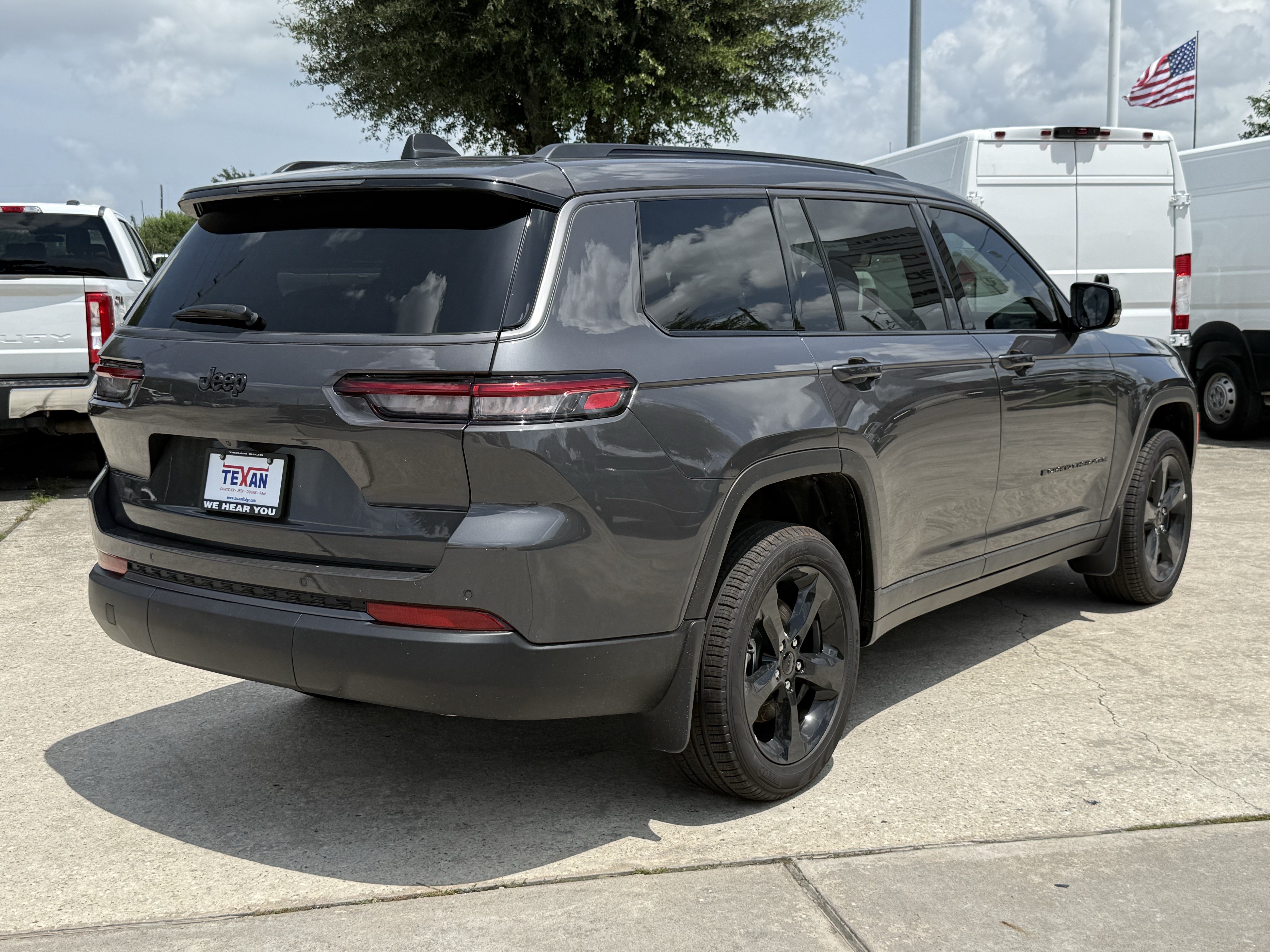 New 2026 Baltic Gray Metallic Clear-Coat Exterior Paint Jeep Limited image 4