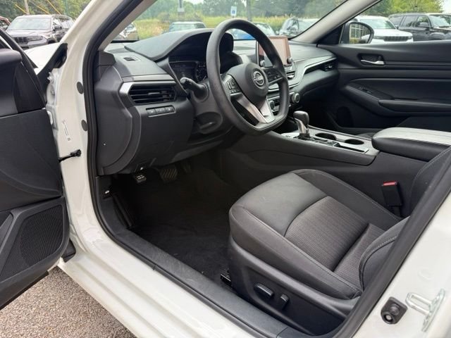 Used 2025 White Nissan 2.5 SV image 13