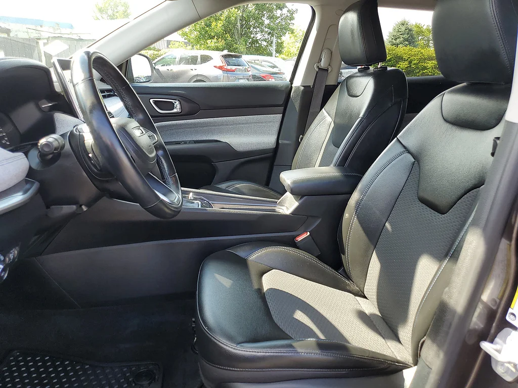 Used 2022 Granite Crystal Metallic Clear Coat Jeep Latitude image 17