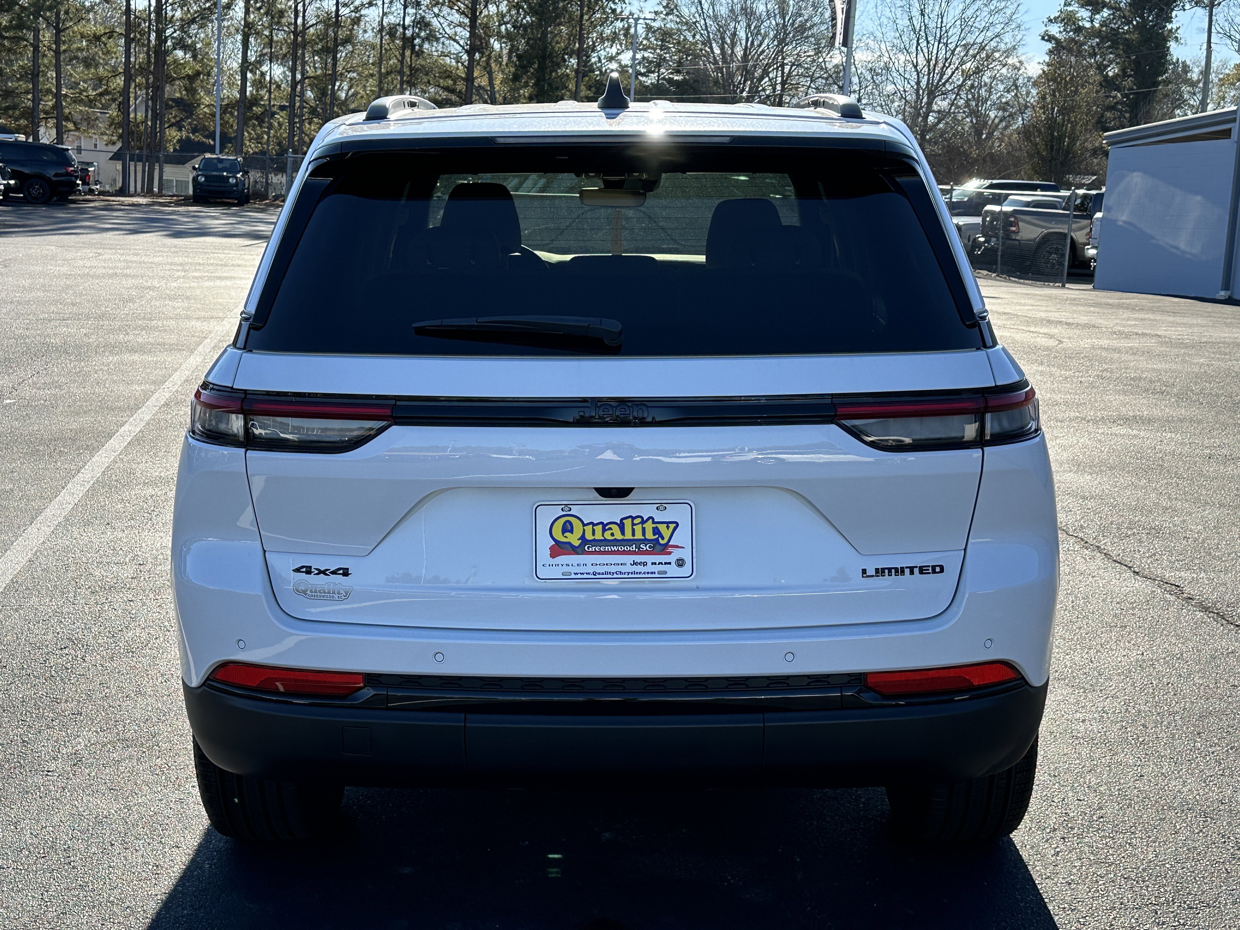 New 2025 Bright White Clear-Coat Exterior Paint Jeep Limited image 7