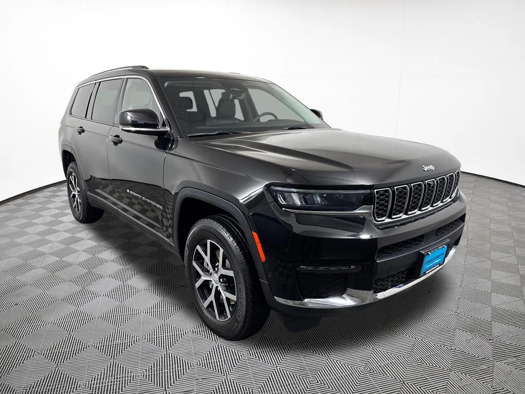 Used 2023 Diamond Black Jeep Limited image 4
