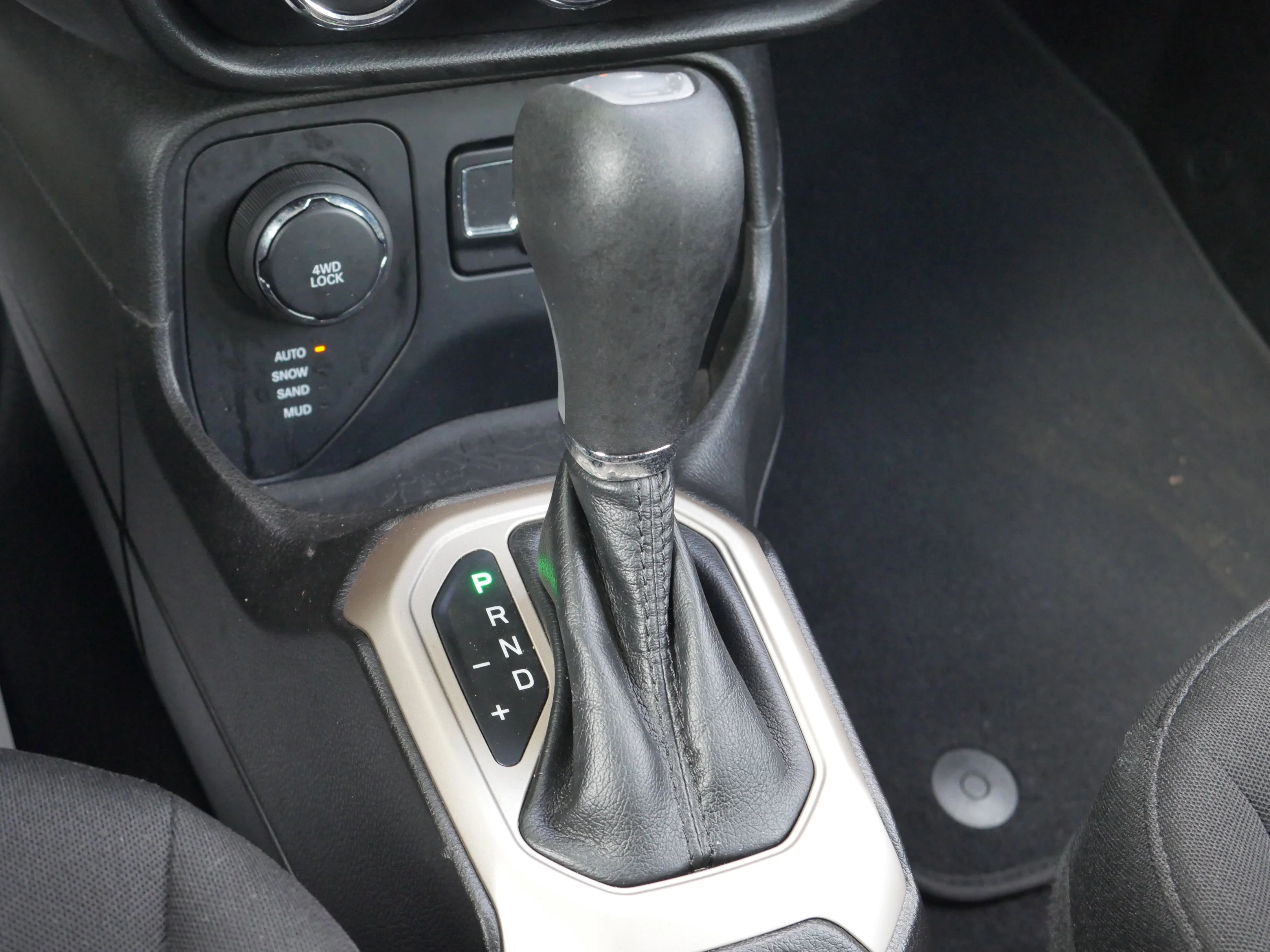 Used 2017 Alpine White Jeep Latitude image 14