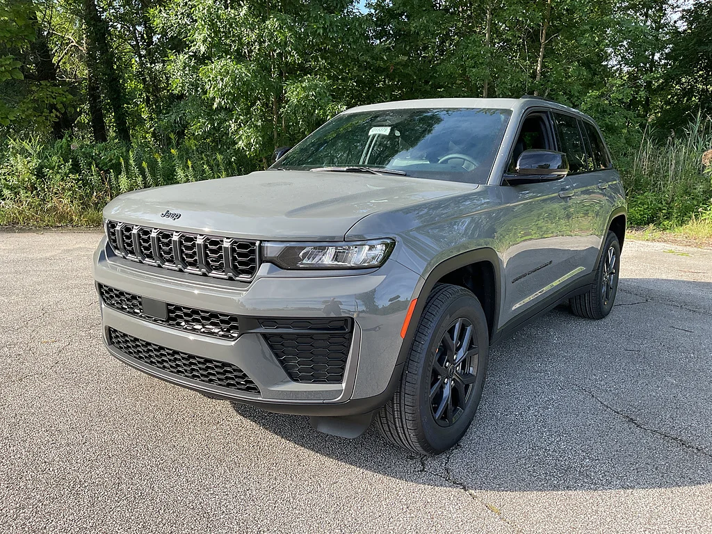 New 2027 Sting-Gray Clearcoat Jeep Laredo Altitude image 3