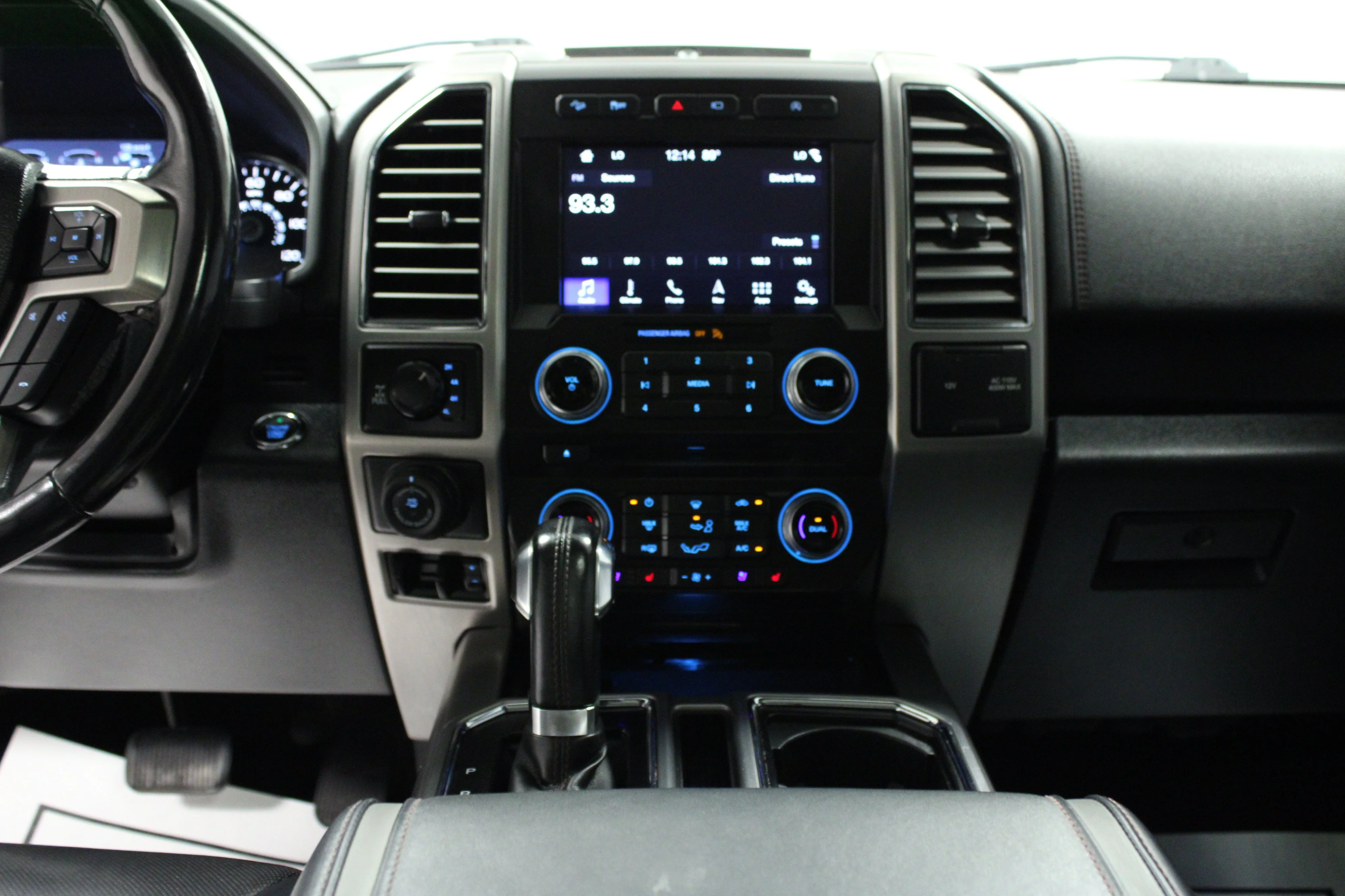 Used 2018 White Platinum Metallic Tri-Coat Ford Platinum image 18