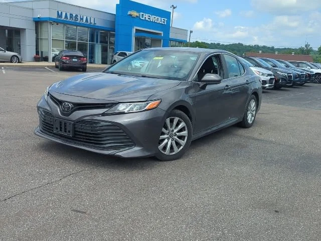 Used 2019  Toyota LE image 3