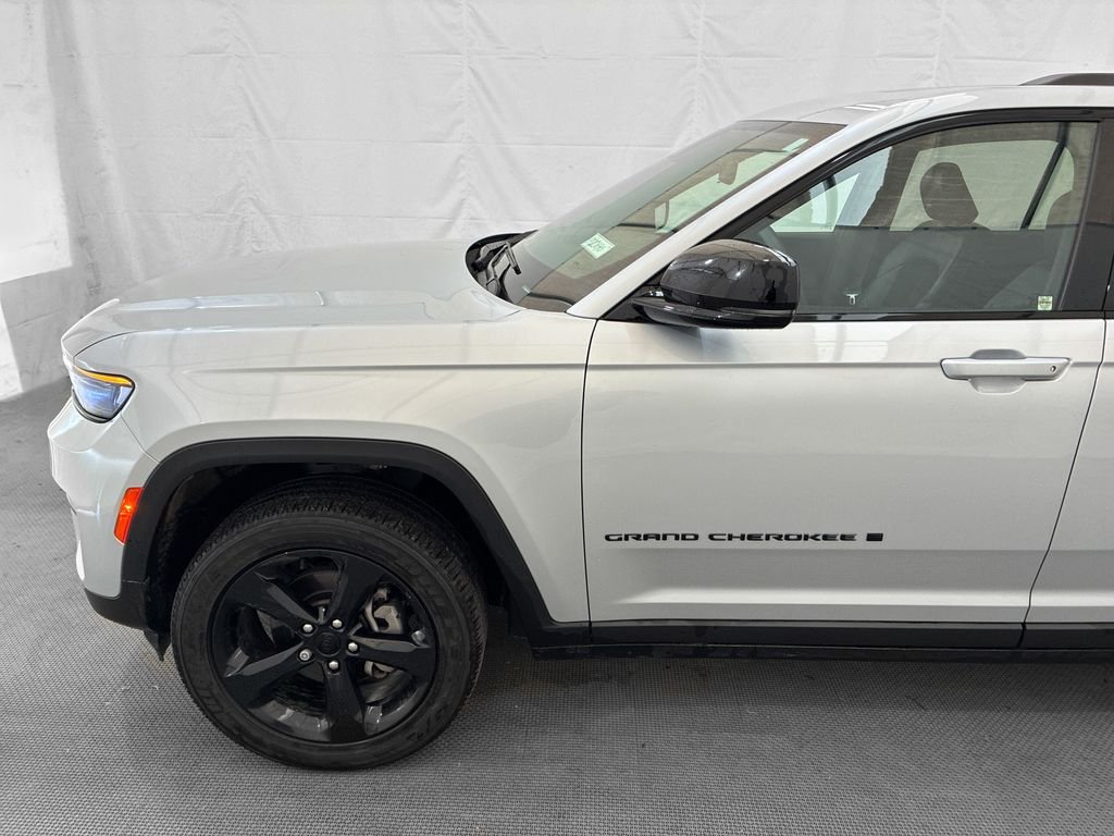 Used 2023 Silver Jeep Altitude X image 3