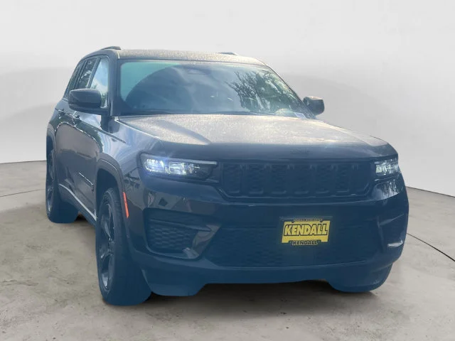 Used 2023 Diamond Black Jeep Altitude X image 3