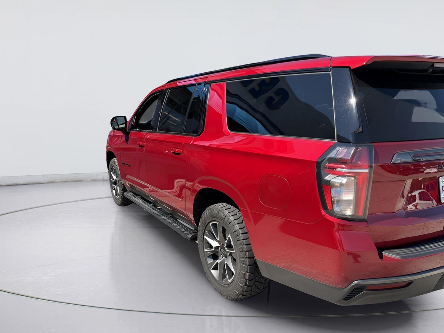 2021 Chevrolet Suburban photo 2 of 4