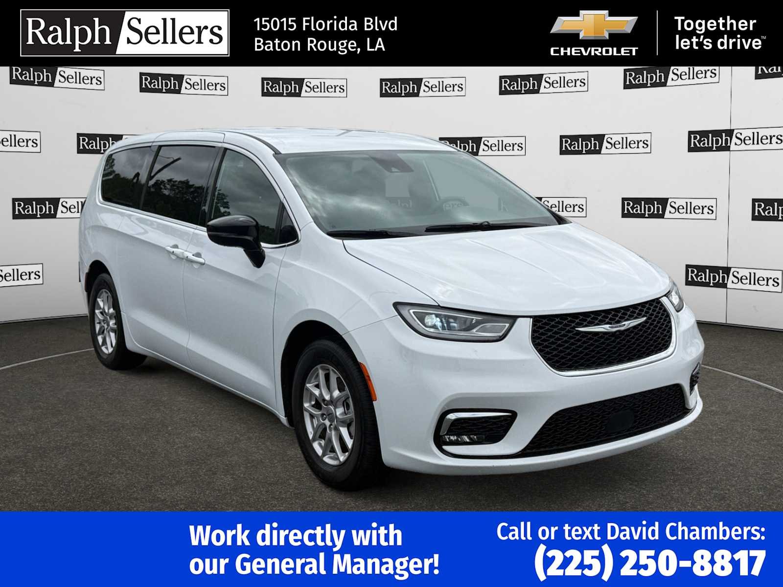 2025 Chrysler Pacifica Select's photo
