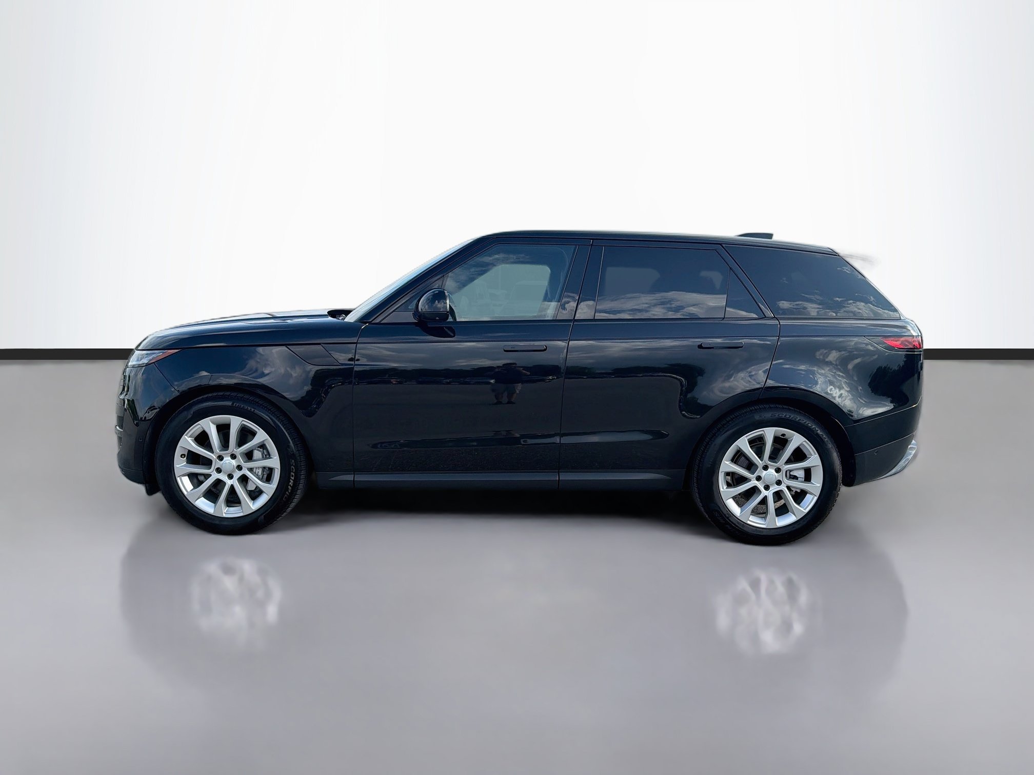 Used 2025 Santorini Black Metallic Land Rover SE image 2