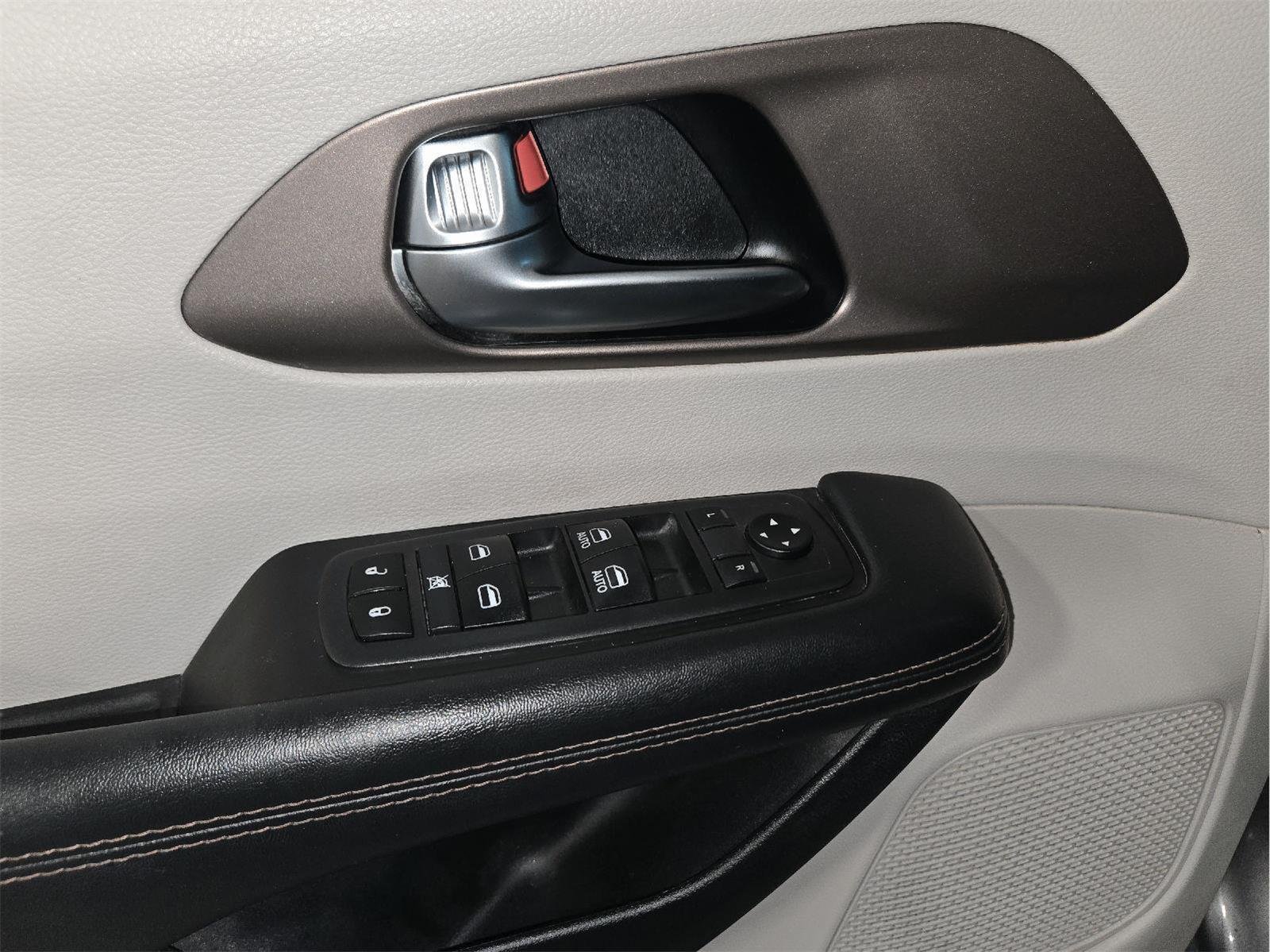 Used 2019 GRAY CHRYSLER L image 11