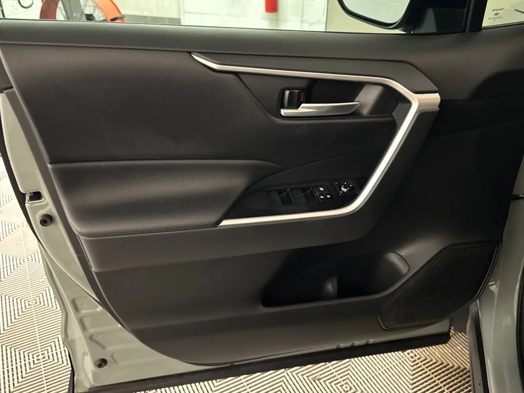 Certified Used 2020  Toyota XLE image 15