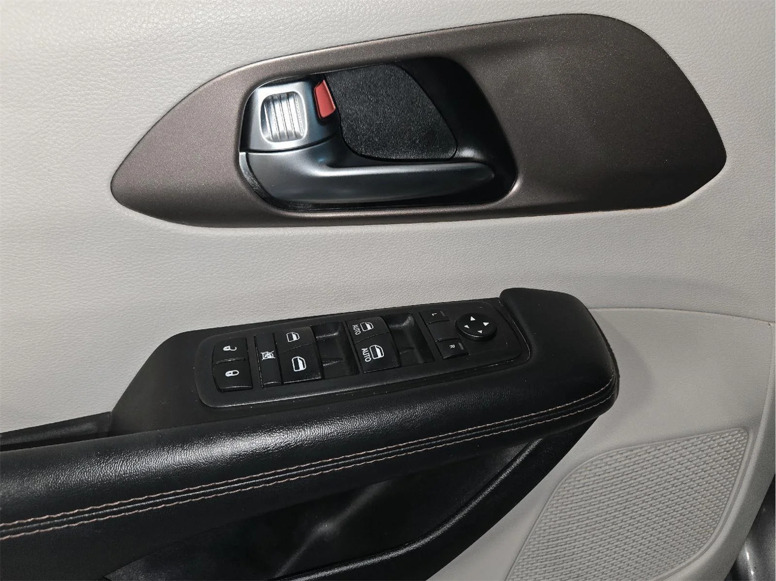 Used 2019 Granite Crystal Metallic Clearcoat Chrysler L image 11