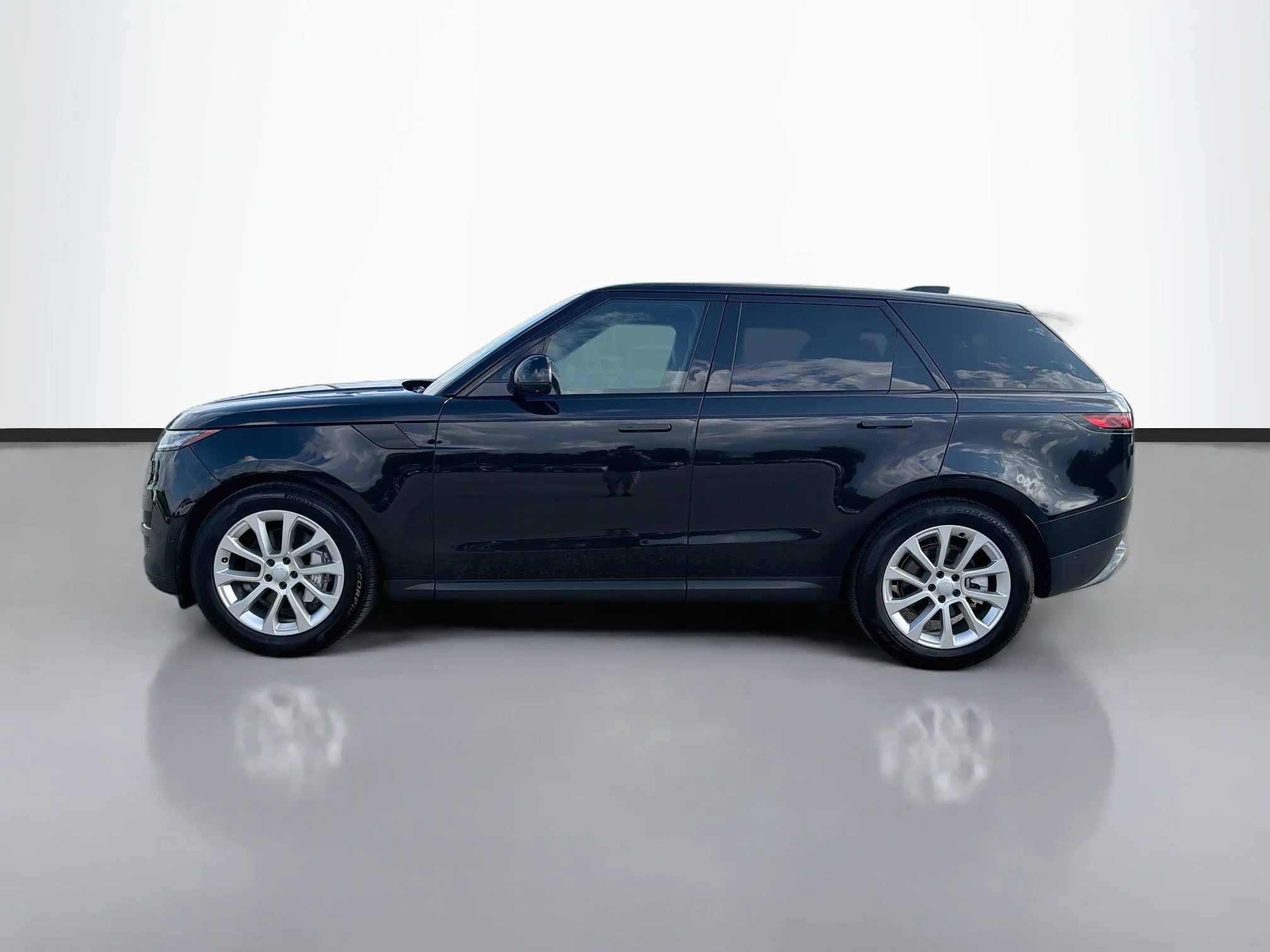 Used 2025 Santorini Black Metallic Land Rover SE image 2