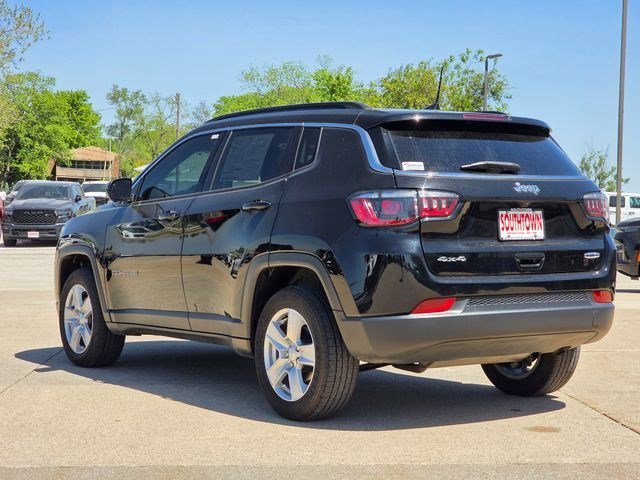 Certified Used 2022 Diamond Black Crystal Pearlcoat Jeep Latitude image 5