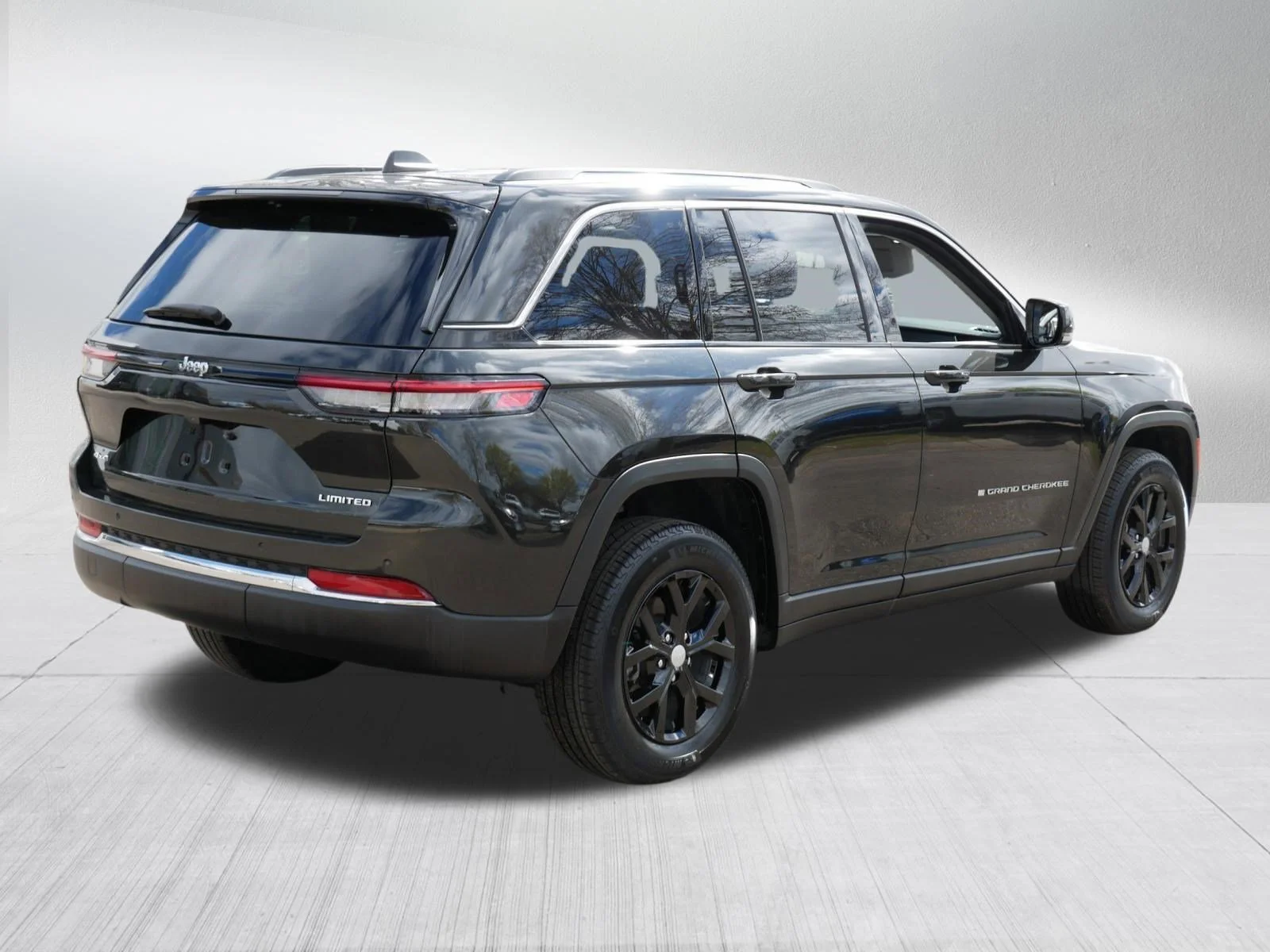 Used 2023 Rocky Mountain Pearlcoat Jeep Limited image 7