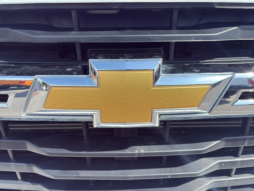 Used 2025 Summit White Chevrolet  image 11