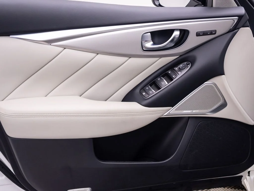 Used 2023 White INFINITI LUXE image 13