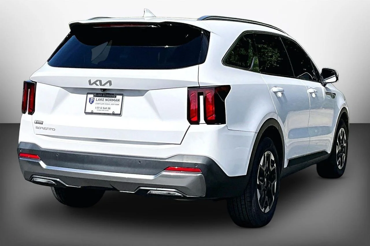 Used 2025 White Kia S image 8