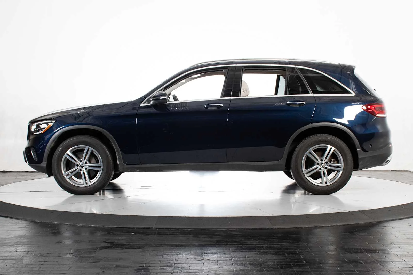 Used 2022 Lunar Blue Metallic Mercedes-Benz GLC 300 image 2