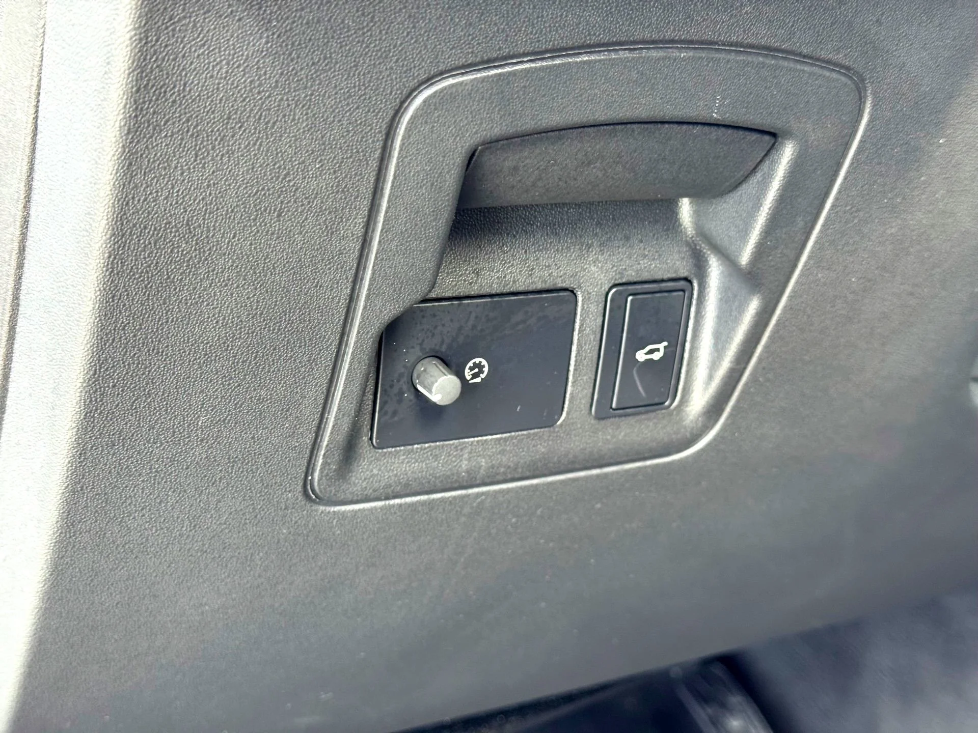 Used 2024  Land Rover S image 15