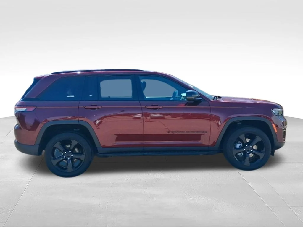 Used 2024 Velvet Red Pearlcoat Jeep Limited image 8
