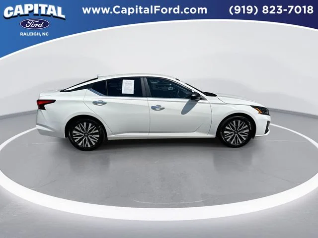 Used 2025 White Nissan 2.5 SV image 9