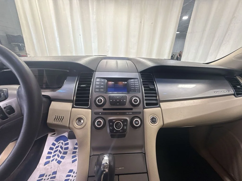 Used 2015 Oxford White Ford SEL image 15