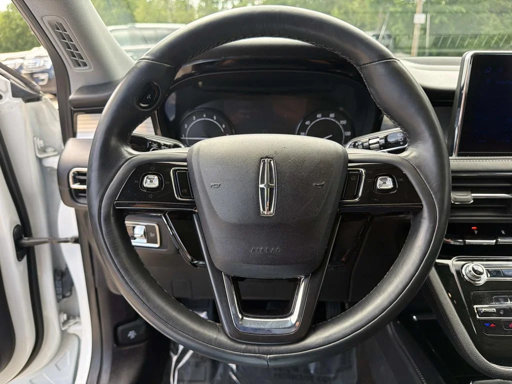 Used 2022 White Lincoln Standard image 31