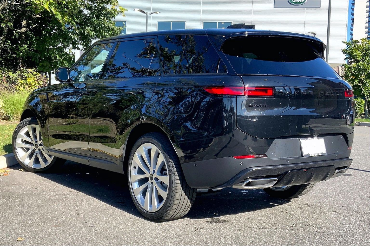 New 2027 Santorini Black Land Rover  SE P360 image 12