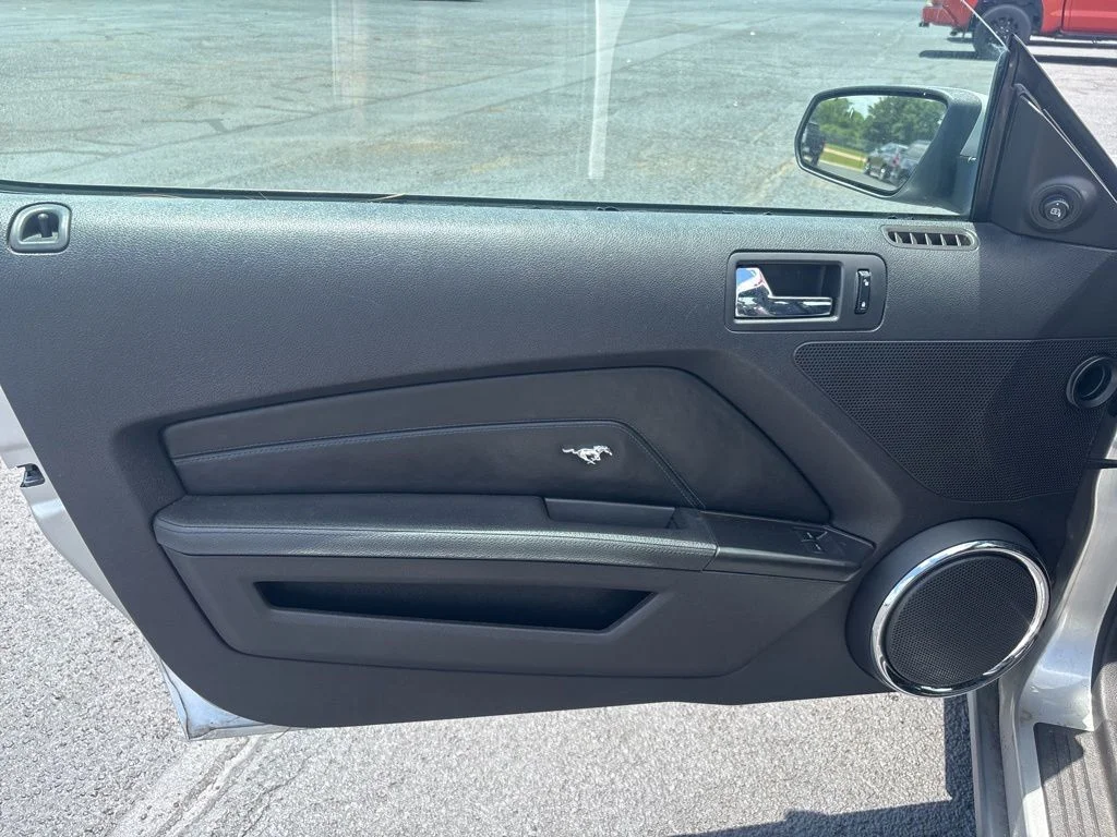 Used 2010  Ford GT Premium image 5