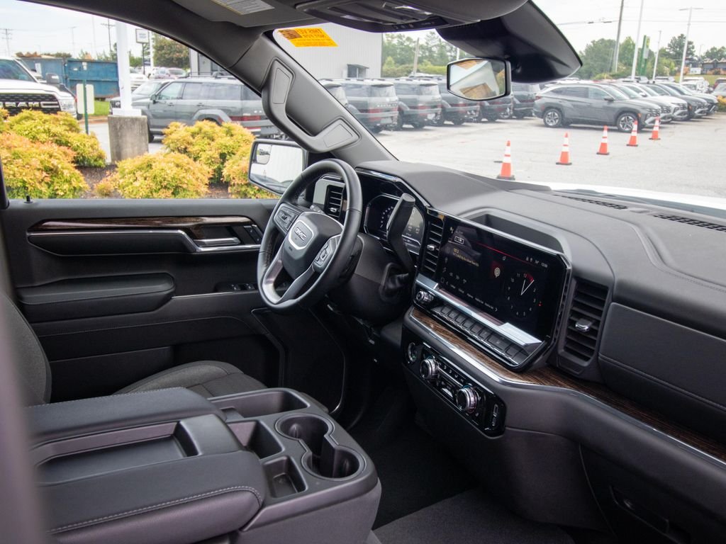 Used 2024 White GMC Elevation image 18
