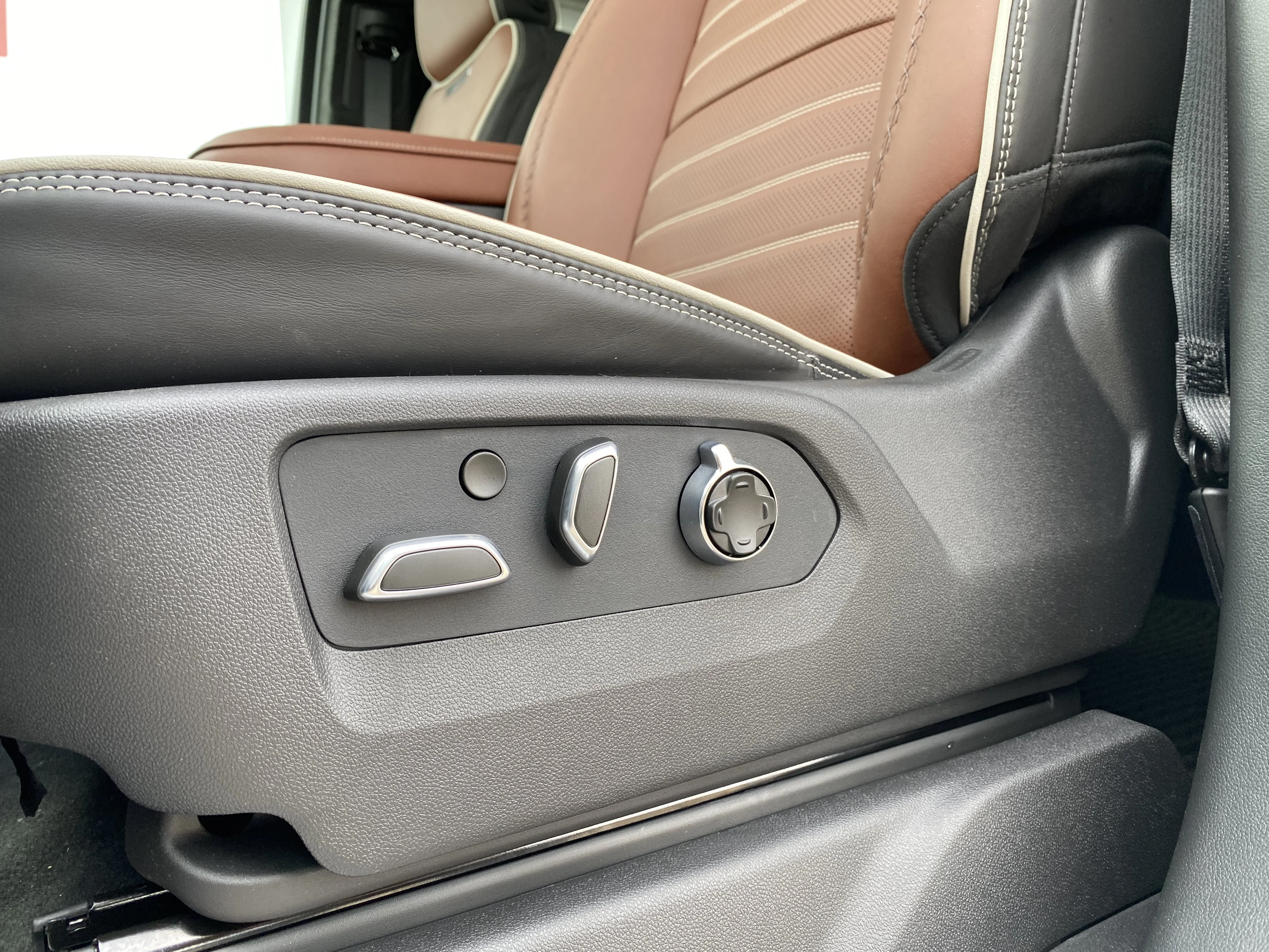 New 2026 GLACIER WHITE TRICOAT GMC Denali Ultimate image 28