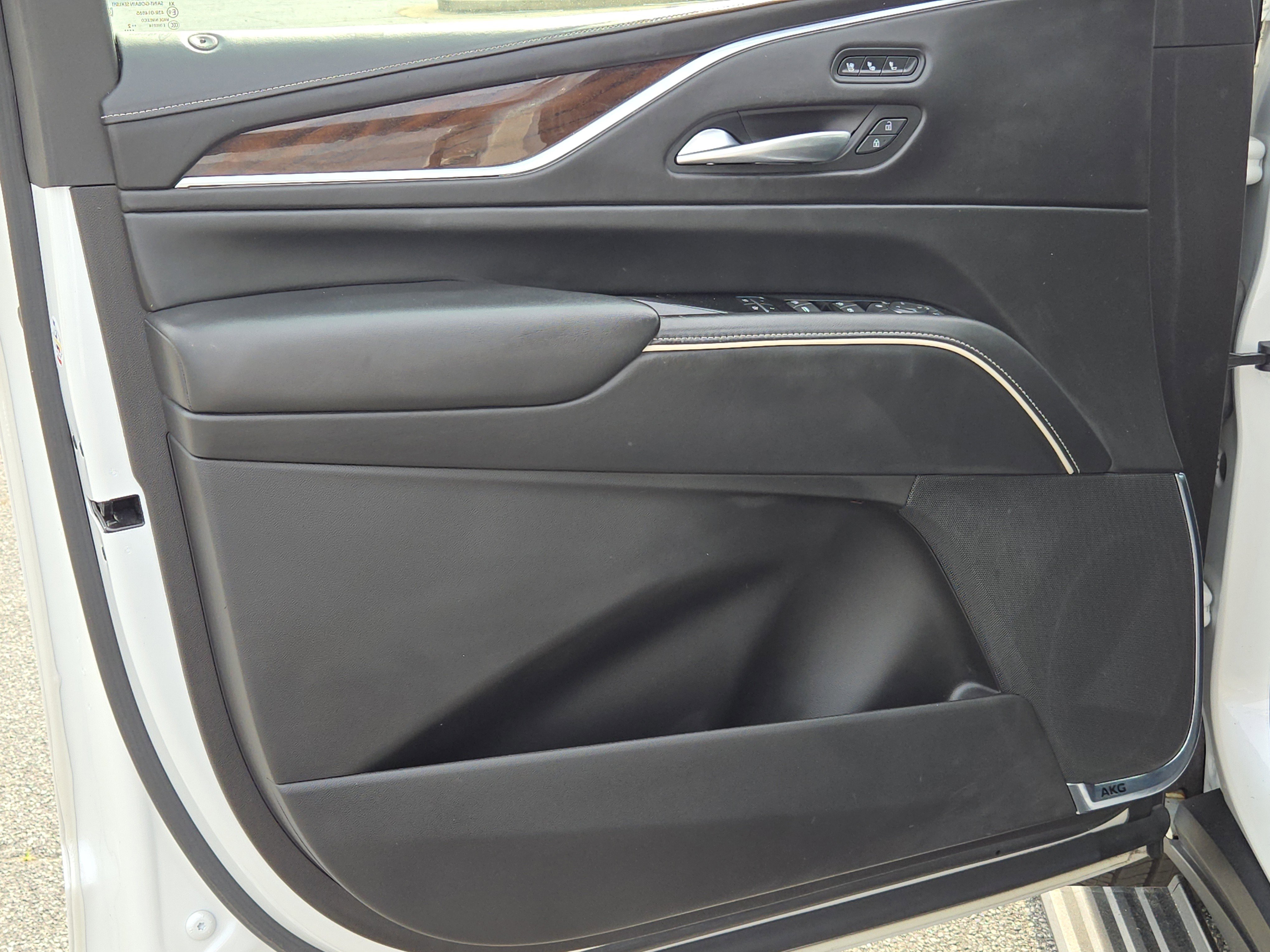 Used 2022 Crystal White Tricoat Cadillac Sport Platinum image 16