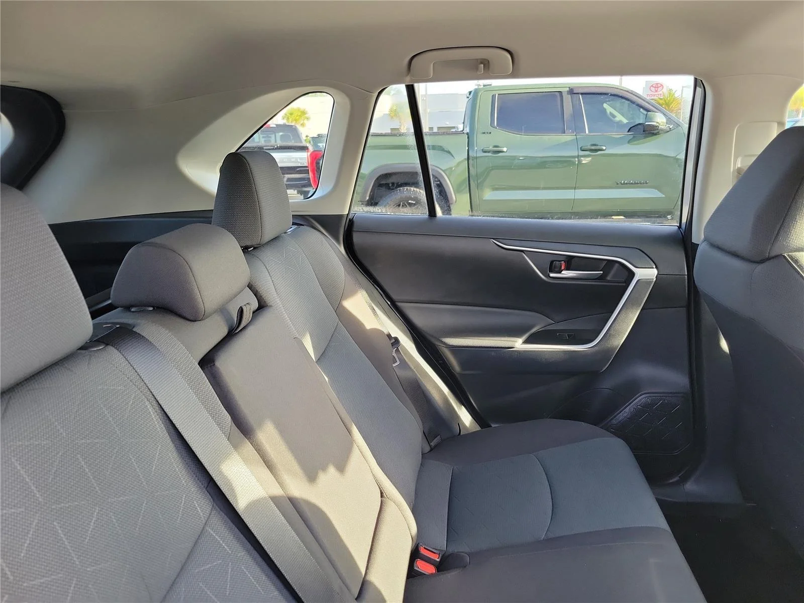 2025 Toyota RAV4 XLE - Photo 31