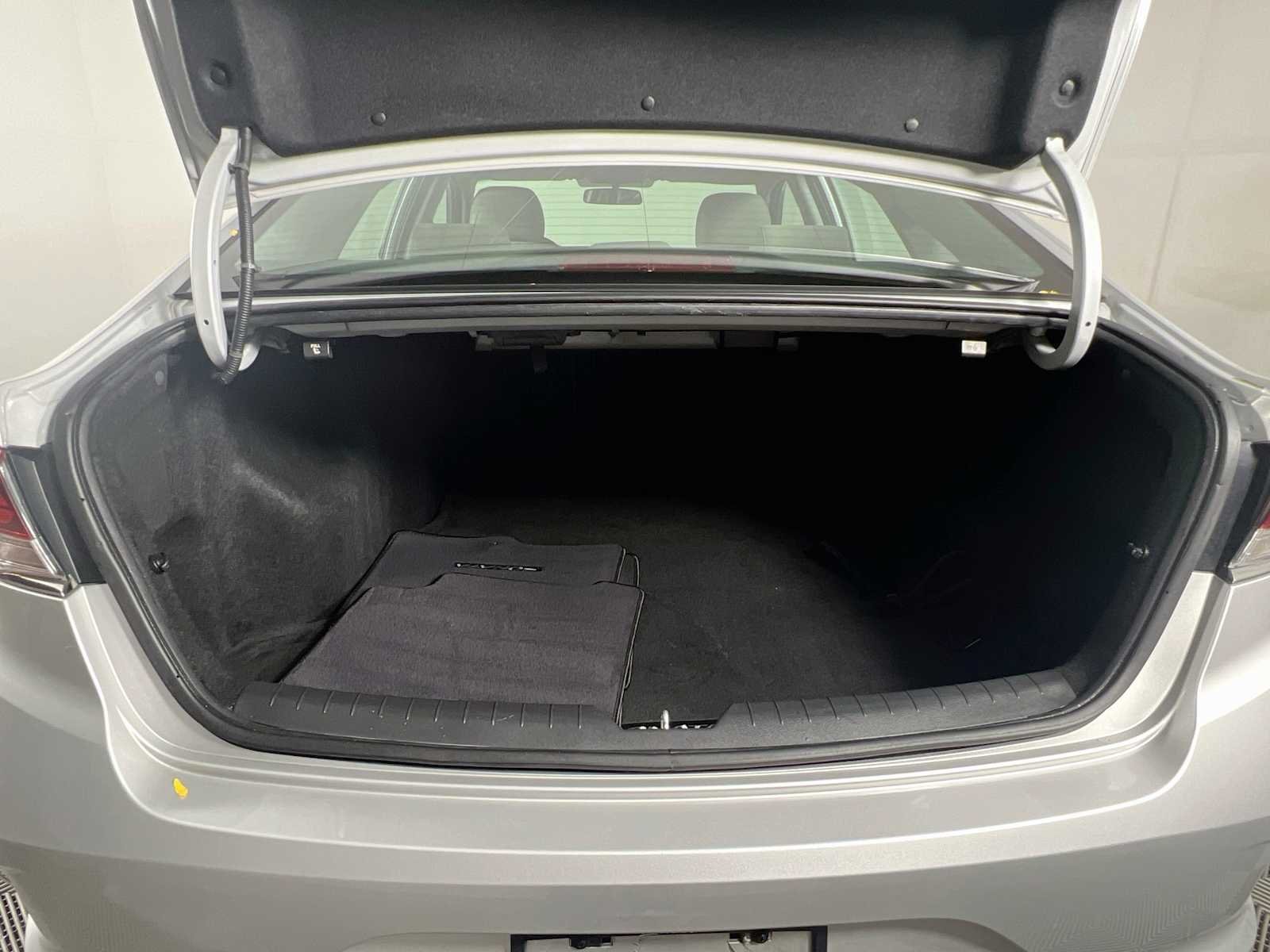 Used 2018 Symphony Silver Hyundai SE image 24