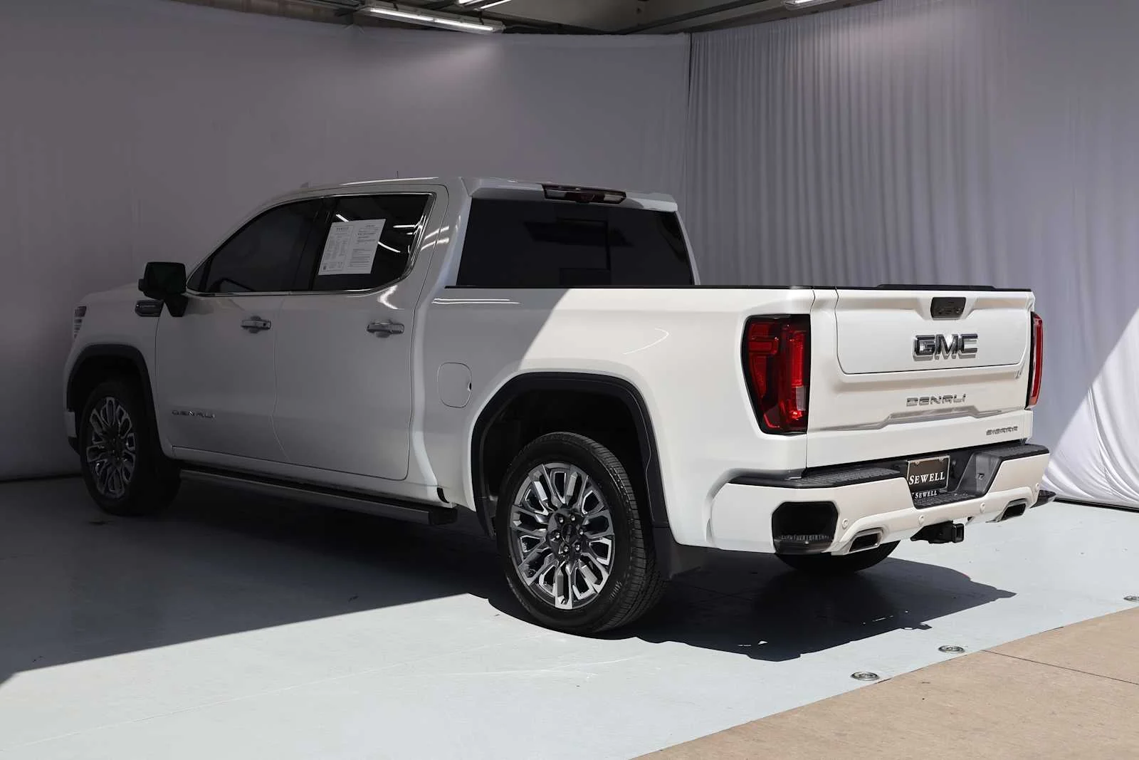 Used 2024 White Frost Tricoat GMC Denali Ultimate image 5