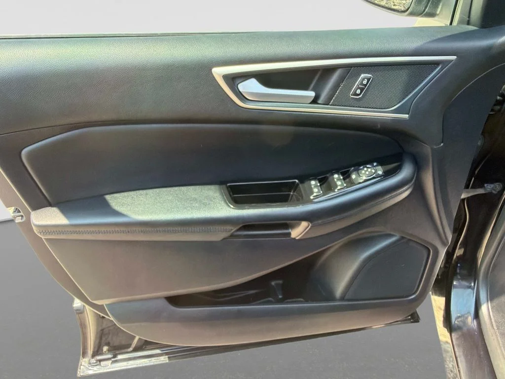 Used 2020 Black Ford SEL image 18