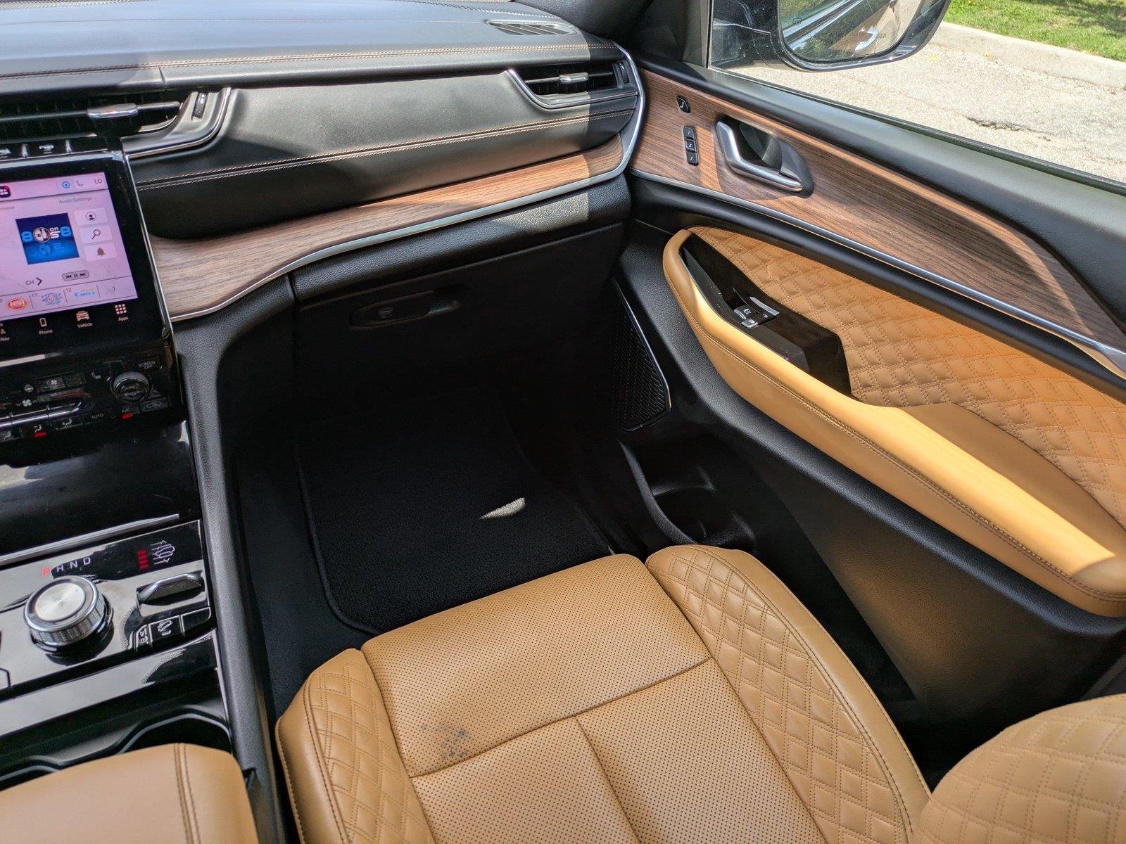 Used 2023 Diamond Black Crystal Pearlcoat Jeep Summit image 17
