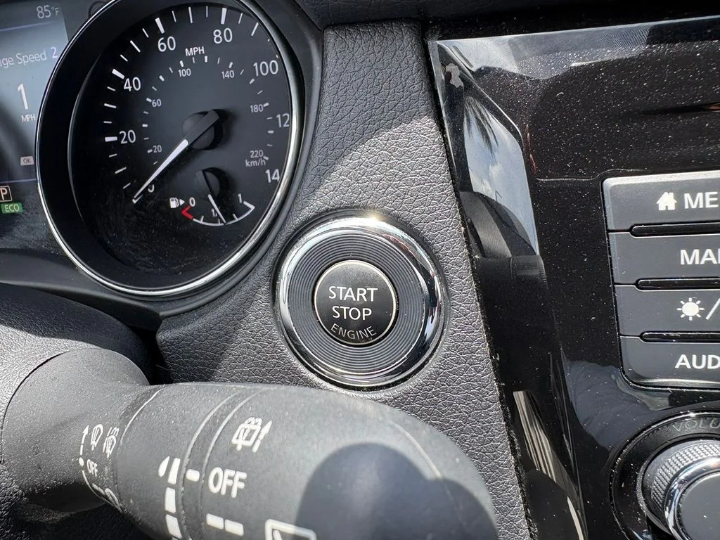 Used 2018 Silver Nissan SL image 28