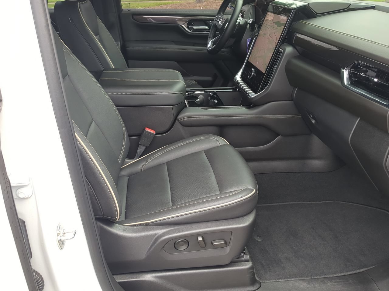 Used 2025 Summit White GMC Elevation image 29