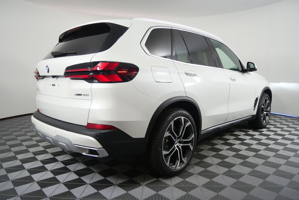Used 2026 Mineral White Metallic BMW xDrive40i image 3