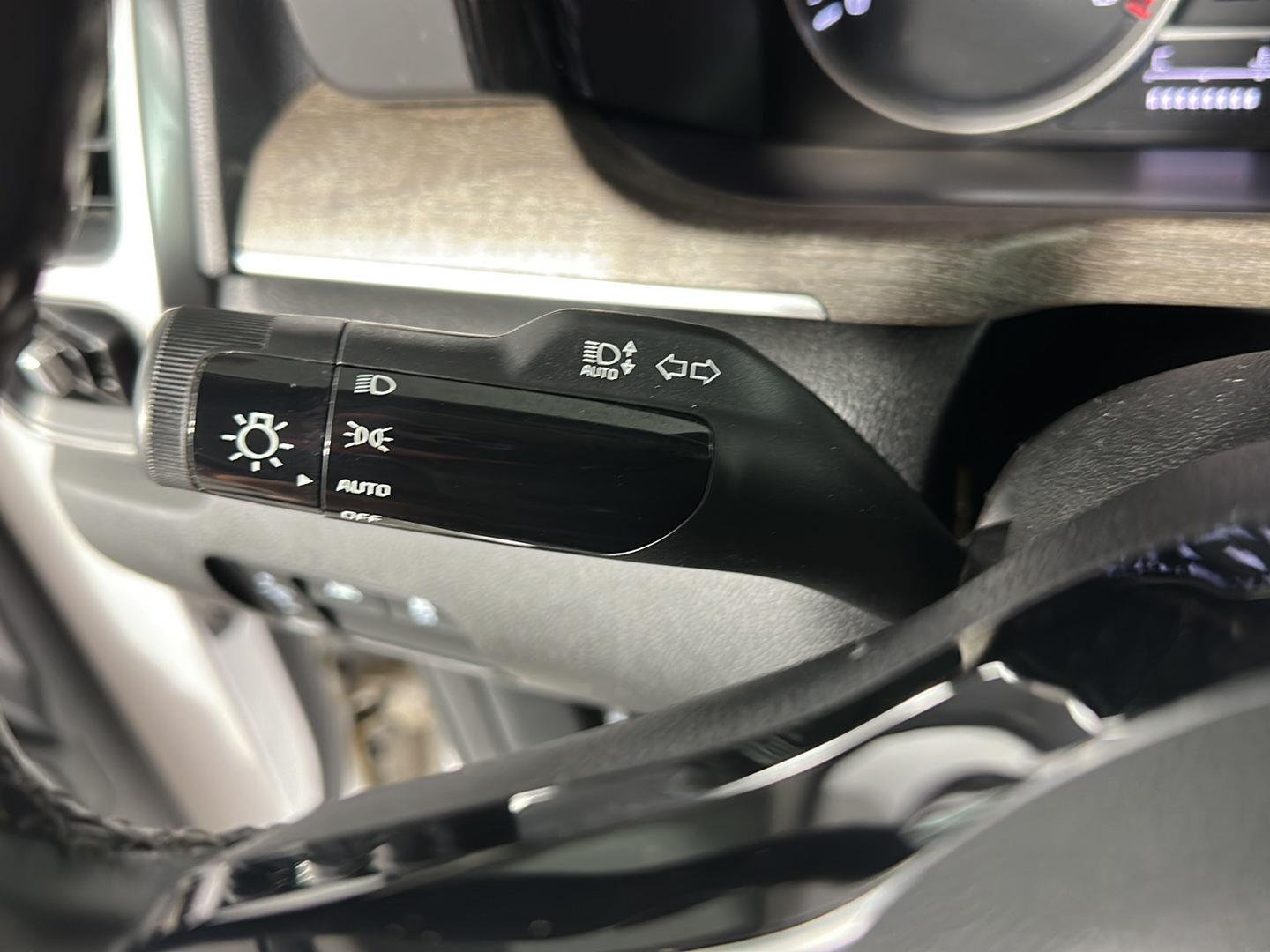 Used 2022 Glacial White Pearl Kia  image 27