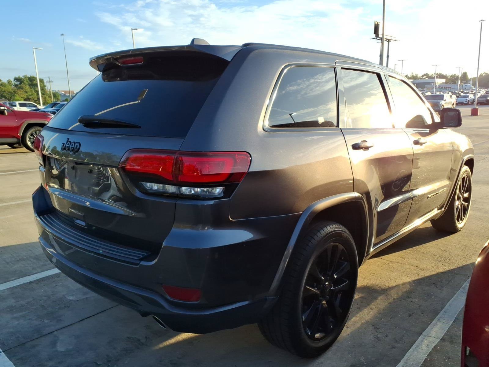 Used 2018 Crystal Metallic Jeep Altitude image 8