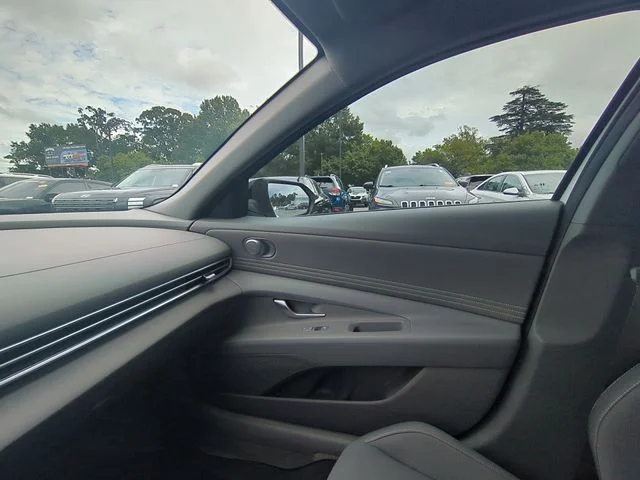Used 2025 White Hyundai SEL Sport image 12