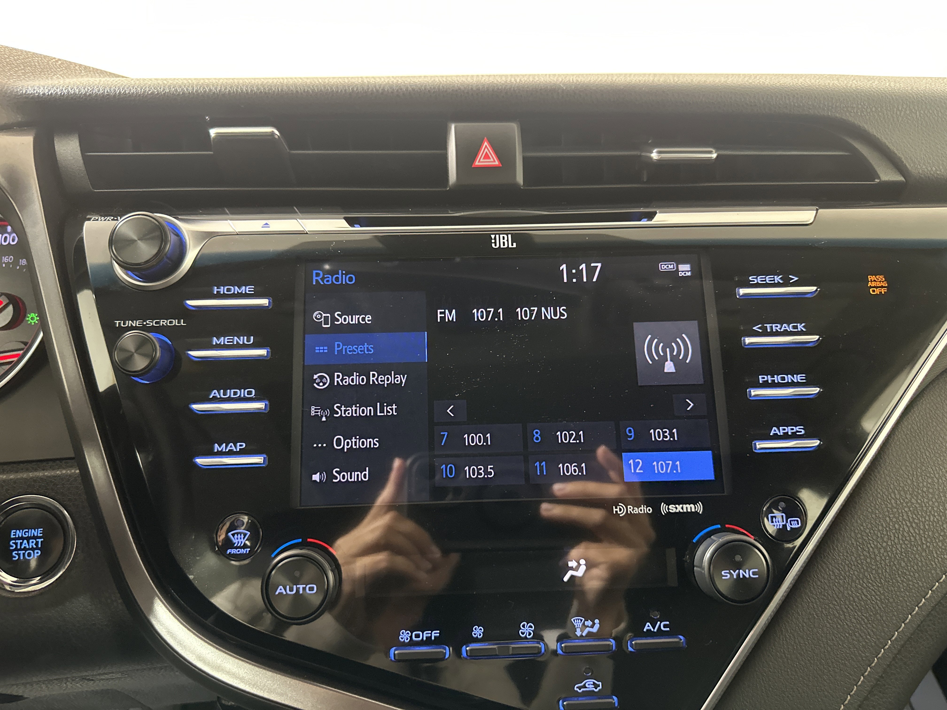 Used 2018  Toyota  image 16