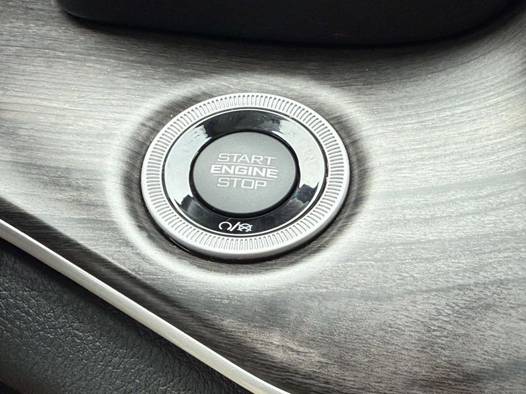 Used 2024  Jeep Limited image 30