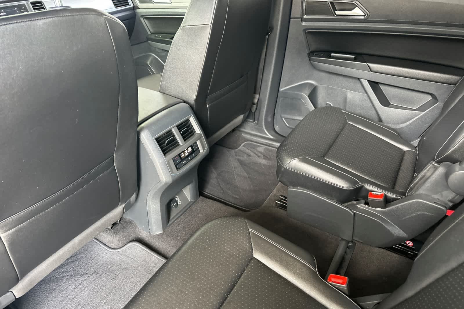 Used 2019 Pure White Volkswagen 2.0T SE image 12